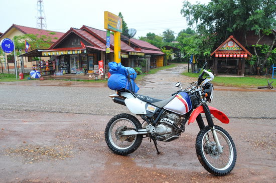 Mit dem Motorrad auf dem Weg in den Süden. Erster Tag von Vientiane nach Savannaketh (500 km) nur Regen.