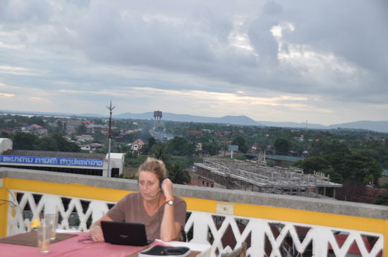 In Pakse auf der Dachterasse des Hotel Pakse beim Skypen mit meinen Lieben zu Hause.