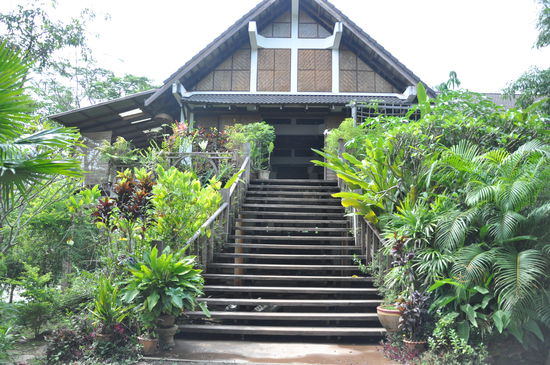 Eingang in das Haupthaus der Tad Lo Lodge.