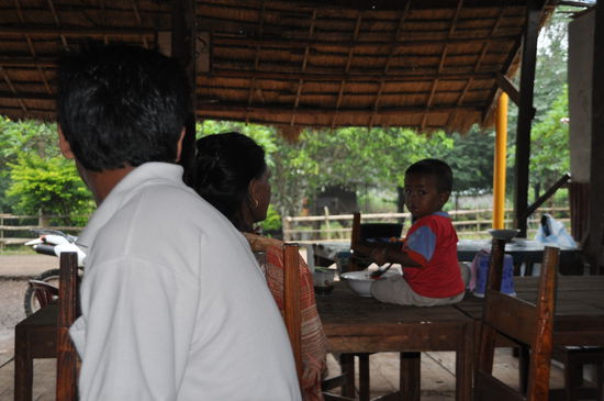 Besuch bei einer Familie. Auch der Kleine lässt sich die Nudelsuppe schmecken.