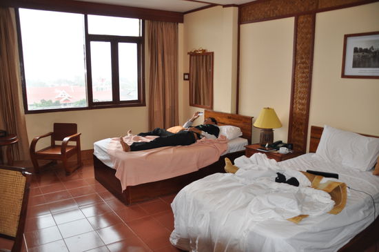 Unser Hotelzimmer in Pakse mit View-Blick. War aber nicht, draußen tobte der Taifun 