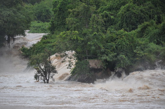 Besuch am größten Wasserfall in der Nähe der kambodschanischen Grenze. Der Mekong war nach dem Taifun wild und übervoll.