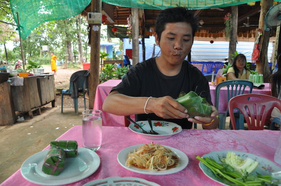 Papaya Salat und leckeres Fleisch im Bananenblatt zubereitet.