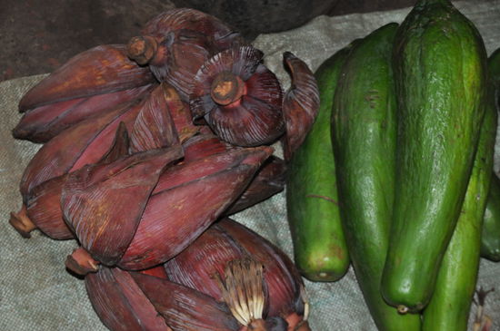 Bananenblüten und Papayas. Damit entstehen tolle Salate.