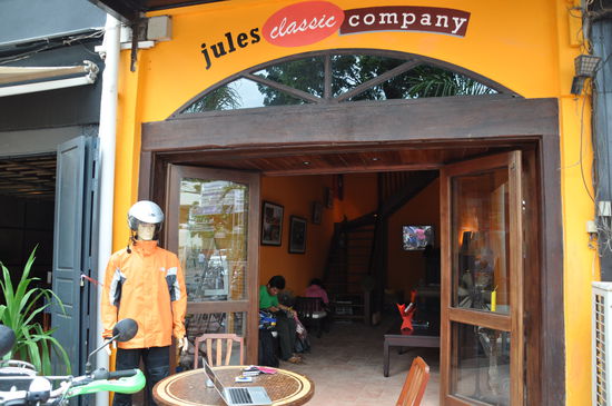 Thierrys Bike-Shop in Vientiane. Tolle Motorräder kann man bei ihm leihen und Thierry ist super nett und hilfsbereit. Er hat bis vor einem Jahr als Arzt bei Ärzte ohne Grenzen im Einsatz. Toller Typ.