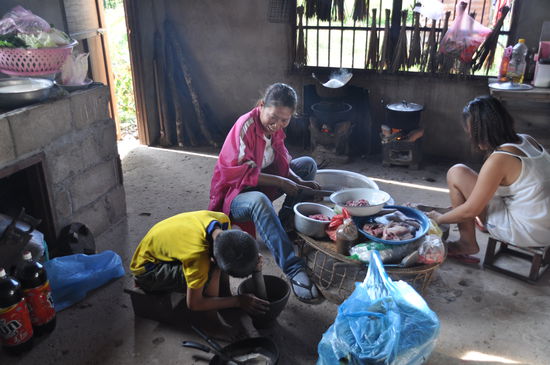 Thais Familie bei der Vorbereitung eines buddhistischen Abschiedsfestes mir zu Ehren. Mann, war das toll. in Folge ein paar Bilder -- Der Höhepunkt meiner Reise.
