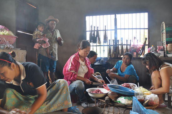 Es kamen immer mehr Frauen aus dem Dorf um beim Kochen zu helfen. Leider durfte ich bis auf die Bananenblätter säubern nicht helfen, ich sollte mich ausruhen für den späteren Abend.