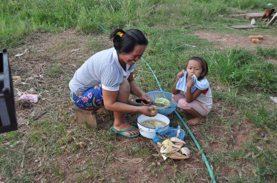 Auch hinter dem Haus wurde geschnippelt, gekocht, geschlachtet und gespült.