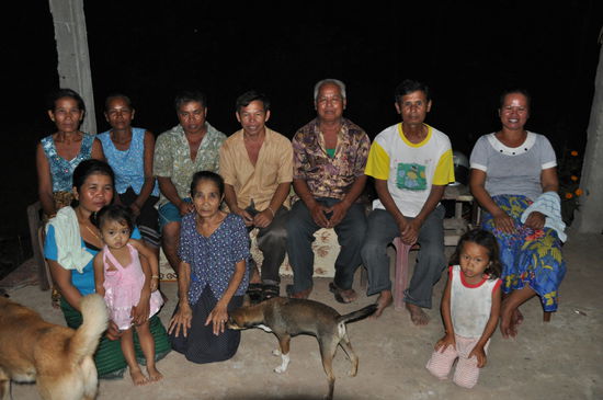 Ein Teil der Dorfbewohner kam schon etwas früher. Später war das ganze Dorf anwesend.