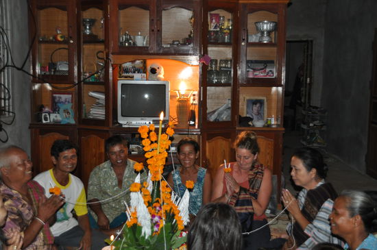 Links im Bild der Zeremonienmeister, der extra für die Ansprachen eingeladen war und das ganze leitete. Er war lange Zeit Mönch und leitet nun nur noch die Zeremonien bei den Mönchen.