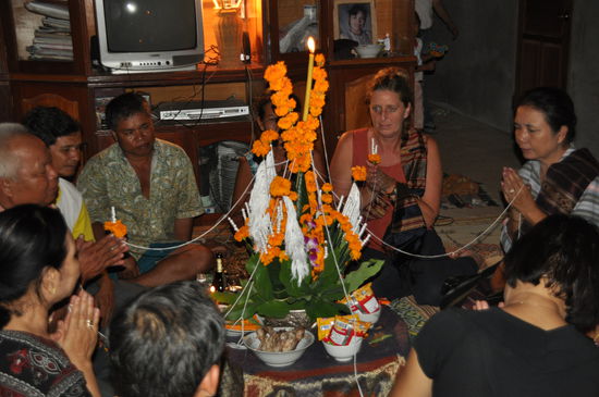 Rechts neben mir die Tante von Thai, die dieses Fest für mich ausrichtet.