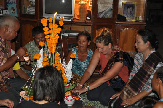Verschiedene Etappen musste ich durchlaufen.  Ich musste Sätze nachsprechen, wurde mit Wasser geweiht ...