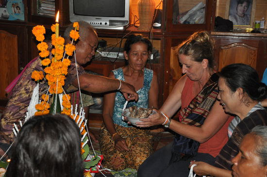 wurde von verschiedenen Leuten gefüttert mit Hühnchen ...