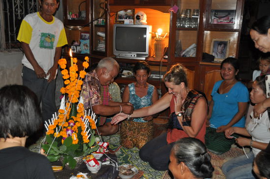 Wünsche Bändchen wurden mir an meine Arme gebunden, dabei wünschten sie mir viele Sachen,