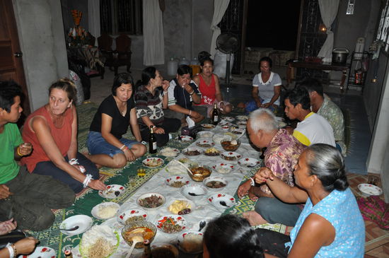 Dann wurde das Essen auftgetischt. Ein Teil der Leute hatte die Ehre an dieser langen Tafel zu sitzen, die anderen saßen draußen auf der Terrasse und aßen.