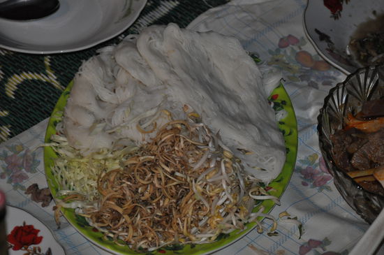 Nudeln, Sojasprossen, Kraut, Bananenblüten runden das Mahl ab.