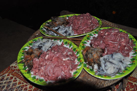 Nachdem so kurz nach Mitternacht die meisten Gäste gegangen waren und ich dachte nun geht es in die Heia, wurde plötzlich nochmal kräftig Essen für Sindat (Lao-Fondue) aufgetischt.