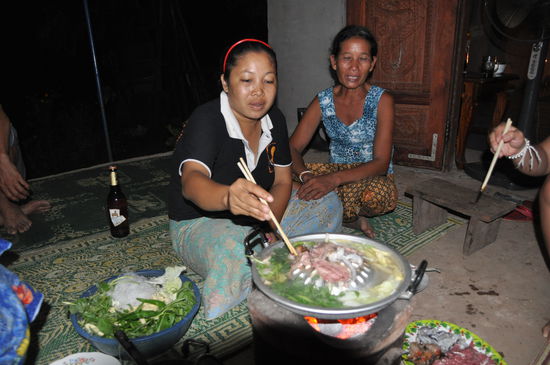 Gemüse, Pilze, Fleisch (Huhn, Rind, Schwein), Garnelen, Tintenfische