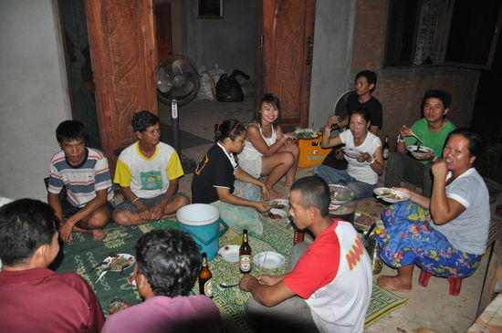Das Fest ging bis zu den Morgenstunden. Ein Glas gab es für alle anwesenden, das ich als Ehrengast immer im Weiterreichverfahren mit Bier füllen und zwischendurch das ein oder andere Schlückchen (bei Aufforderung) mit den Gästen trinken musste.