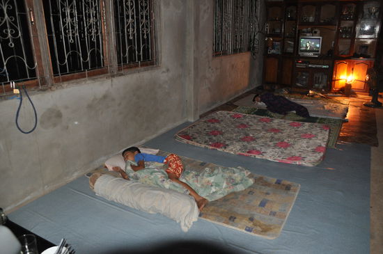 Vor kurzem noch die große Essenstafel, jetzt schon die Schlafstätte für die Kinder und später auch für die Erwachsenen.