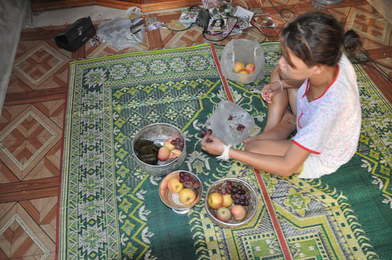 Dadang beim Vorbereiten der Opfergaben für die Mönche.