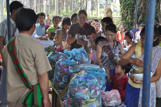 Mit dem Bike zum Tempel im Ort gefahren. Dort wurden die Opfergaben den Mönchen überreicht.