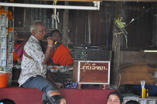 Der Zeremonienmeister vom Vorabend musste schon wieder seinen Pflichten nachkommen und die Gebete für die Mönche und Leute sprechen.
