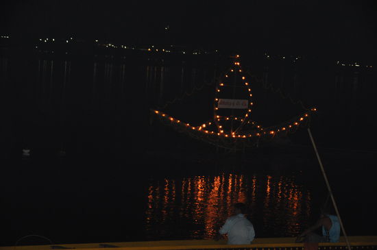 Der Mekong mit seinen vielen Lichtern. Tausende von Menschen  setzten mit Kerzen beleuchtete kleine und große Boote auf dem Mekong aus.
