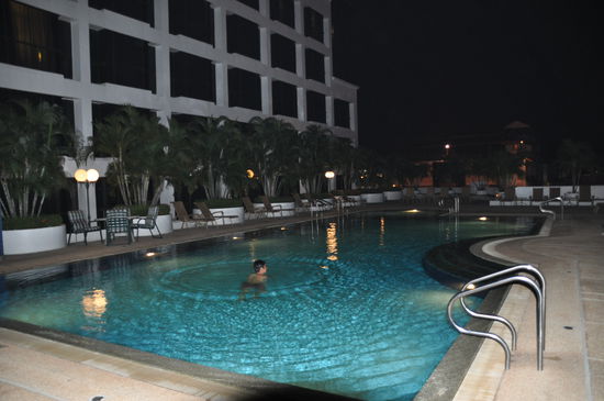 Diesen Luxus gönnte ich mir zum Abschied: Ein Hotel mit Swimmingpool auf dem Dach und Blick über die Stadt Vientiane.