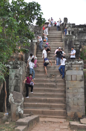 Nicht einfach die letzte Huerde zu nehmen um den Sonnenuntergang in "Ruhe" zu geniessen. Mal abgesehen davon, dass die Sonne kurz davor hinter einer Wolke verschwand 