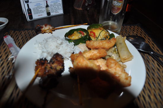 Ein riesen Buffet (lecker, Khmer-Essen!) in einem riesen Saal mit riesiger Buehne 