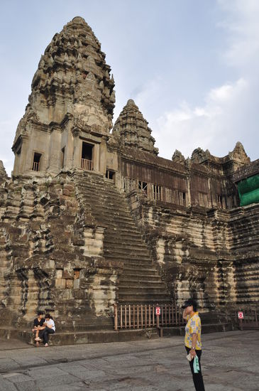 Dieser Turm wurde vor einem halben Jahr gesperrt, da ein Tourist die Stufen herab fiel. Die Treppen sind sehr steil und auch sehr schlecht zu gehen, man sollte sehr vorsichtig sein.
