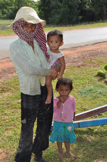 Die Baeuerin machte gerade ein Pause als wir anhielten. Sie war genauso neugierig auf mich wie ich auf sie. So wurde ich auch von oben bis unten betrachtet . Na, dafuer musste sie fuer ein Bild herhalten, aber das tat sie auch wirklich gern und mit vollem Stolz.