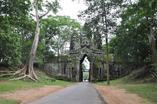 4 Köpfe zeigen die Himmelsrichtungen an
