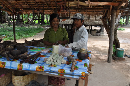 Bauern, die am Straßenrand Süßes und andere Dinge verkauften, gefertigt aus der Zucker-Palme