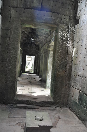 Dass die Türen dieser Tempelanlage immer kleiner erscheinen, je weiter sie weg sind, ist keine optische Täuschung. Diese wurden extra so gebaut, damit man, je näher man dem Mittelpunkt kommt um so gebeugter sein Haupt hält. Diese Haltung hat man auch gegnüber Mönchen (bloß nicht in die augen schauen und das Haupt geneigt halten). In den Löchern der Wände waren früher Edelsteine eingelassen, die wenn Licht von oben in den Raum fiel hell in allen Farben leuchtete.