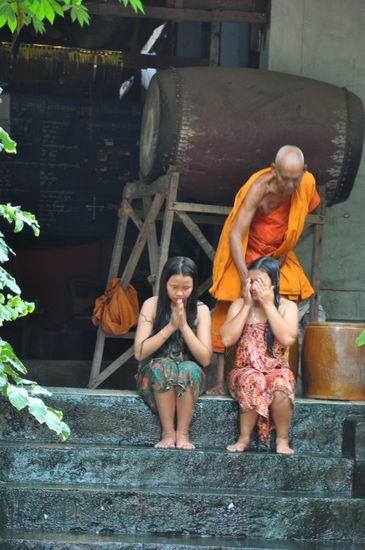 Phallin und Boony brachten mich zu einer Pagoda. ich war etwas verunsichert, da gerade ein Mönch zwei Mädchen weihte, in dem er ihnen aus dem großen Bottich Wasser über die Häupter goss. Aber Phallin meinte, dass sie sich nicht durch mich gestört fühlen. Was der Mönch sprach konnten wir nicht verstehen, aber Phallin meinte, dass die Mädchen nun in den Kreis der jungen Frauen aufgenommen werden.