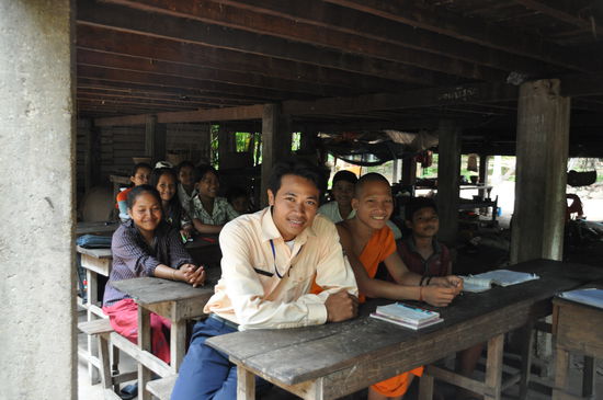 Unter diesem Holzhaus fand gerade Unterricht in Englisch statt. Ich schaute neugierig von der anderen Seite des Hauses drunter und Phallin fragte mich, ob wir mal hingehen sollen. ich muss sagen, alleine hätte ich das nie gemacht, aber ich konnte mich voll auf meinen Guide verlassen, da er genau wusste was man darf und was nicht. Außerdem erfährt man viel mehr über Land und Leute, als wenn man alleine solche Stätten besucht. Als uns der Lehrer (ebenfalls ein Mönch) entdeckte, bat er uns zu sich unter das Haus und er fragte mich aus woher ich komme, wie ich heiße und so weiter. Dann meinte er, dass seine Schüler dringend praxis in der Englischen Sprache bräuchten und ob es ok wäre, wenn sie mir ein paar Fragen stellen könnten. Ich: Ja gerne. dann brachen Fragen über mich herein und ich wusste gar nicht wie mir geschieht. Der Mönch hielt sie an, doch bitte nacheinander zu fragen, dann hätte ich auch eine Chance zu antworten . Der Mönch in der ersten Reihe sprach schon sehr gut Englisch und er erzählte mir, was er alles vor hat un dass er auch einmal Englisch Lehrer werden will. Die Kids dahinter fragten nach meinem Zuhause, und und und. Am Ende stand ich vor der Klasse und hielt eine Stunde. Es war total lustig.