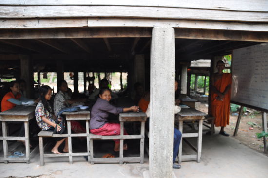 Hier ein Blick auf die Tafel und den Lehrer