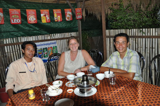 Abschlussessen am Abend in einem sogenannten "Biergarten". Drei wunderschöne Tage gingen zu Ende. Für meinen Guide gab es nichts mehr zu tun, aber Boony, meinen Tuk Tuk Fahrer hatte ich noch für ein paar Tage. Am nächsten Tag besuchten wir seine Familie. Aber dazu später mehr ...