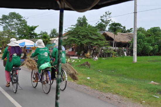 Auf dem Weg zur Silkfarm. Die Frauen auf den Fahrrädern waren bewaffnet mit Besen und Kehrschaufeln.