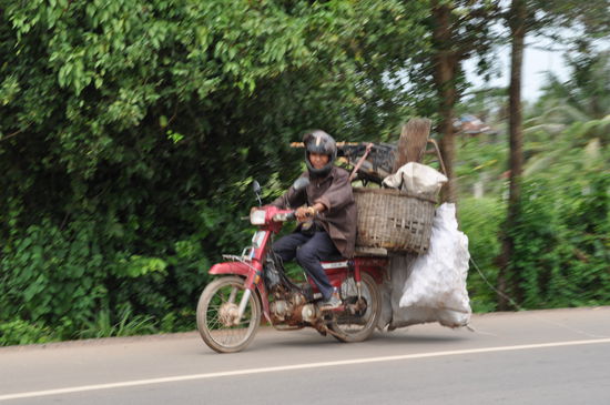 Mittelmäßig bepackt, das geht auch anders. Wenn das Moped wirklich voll ist, dann sieht man weder Moped noch Fahrer.