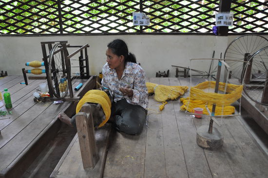 Hier wird die Seide bearbeitet, kleine Knötchen werden abgeschnitten und zeitgleich wird sie auf kleinere Spulen gedreht.