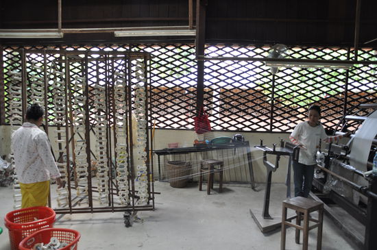 Hier wird die Seide von den kleinen Spulen auf das große Rad sortiert und Unebenheiten korrigiert