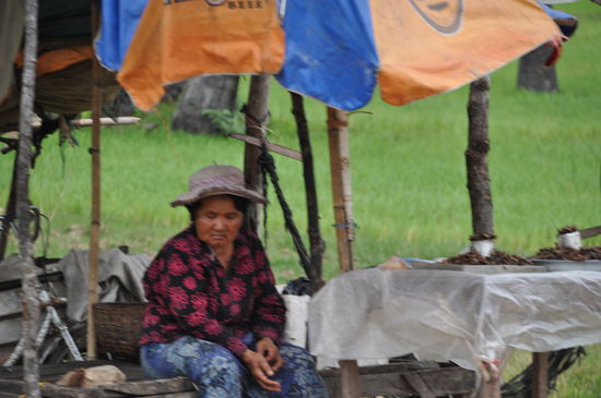 Bäuerin wartet am Straßenrand auf Kundschaft