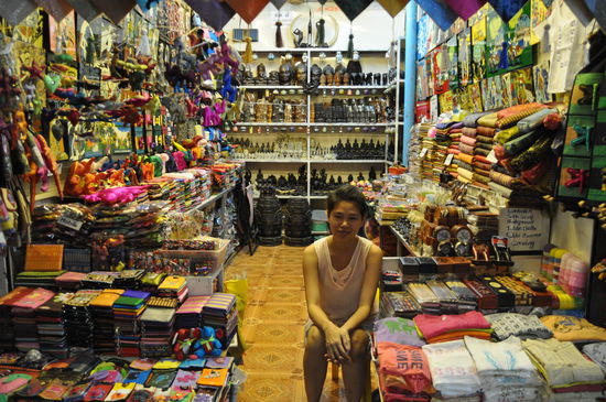 mit dieser jungen Dame habe ich mich sicher mehr als eine Stunde unterhalten. Sie ist Chinesin, ist aber hier geboren, sie hat fertig studiert und hat mit ihrem Mann dieses geschäft aufgebaut, mittlerweile hat sie ein vier Monate altes Baby. Sie verkaufte mir den Stoff für einen Sarong und brachte mich auch gleich zum Tailor.