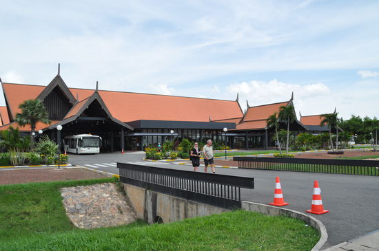 Auf dem Weg zum Flugzeug mit sehnsüchtigem Blick zurück 
