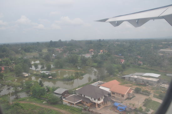Savannaketh kurz vor der Landung. Ich bin echt gespannt auf Laos. Ich bin die einzige die in Savannaketh aussteigt. Außer mir sind im Flughafen nur Personal. Dafür fertigen mich 7 Leute ab 
Derzeit wartet mein Rucksack auf einem Tisch auf mich.
Noch eine Anmerkung für alle Traveller: der Flughafen Pakxe ist komplett geschlossen.  Er sollte ausgebaut werden, dann ging ihnen das Geld aus und es ist nicht klar ob er nochmal geöffnet wird. Südlichste Flughafen ist nun Savannaketh.
