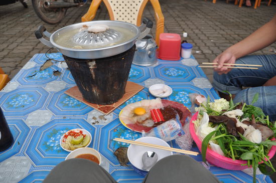 Versuche mich im LaoFondue an einem Stand am Mekong mit Blick auf Thailand.