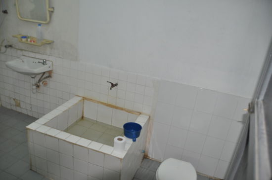 Mein Badezimmer. Das Becken ist nich die Badewanne  sondern es ist die Wasserspülung für die Toilette. Den Plastikpot auf dem Rand füllt man mit Wasser und spült damit sein Geschäftchen ab.